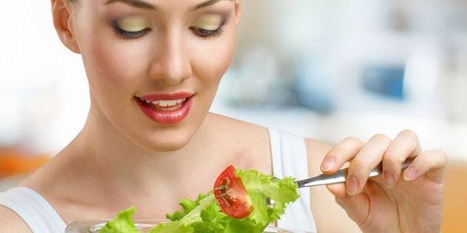 減量のために野菜サラダを食べる