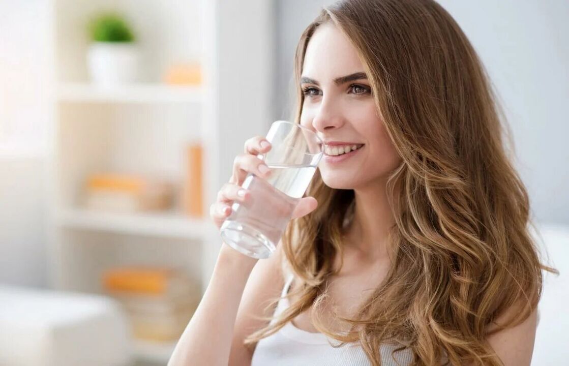 水を飲む